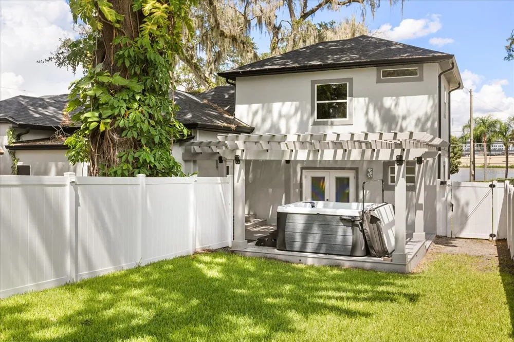 808 EDGEWATER DRIVE Orlando, FL 32804