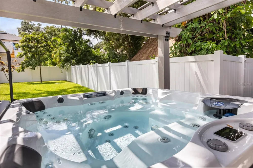 808 EDGEWATER DRIVE Orlando, FL 32804