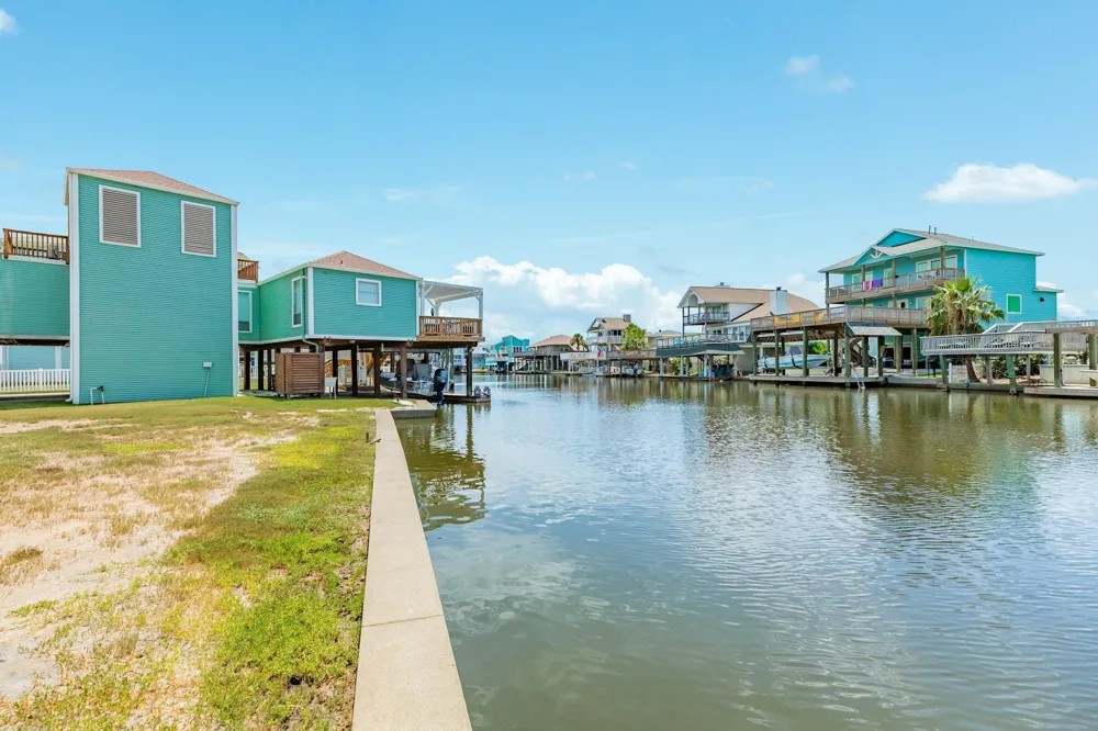 12 Jolly Roger Road Jamaica Beach, TX 77554