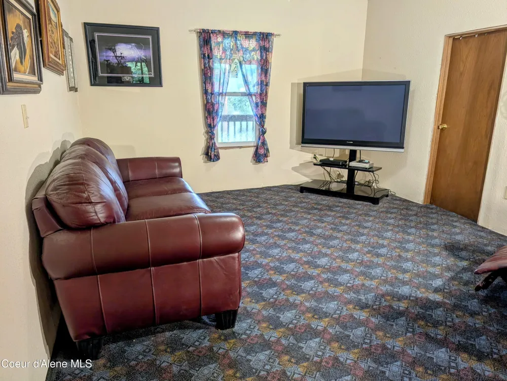 6702 Kelso Lake Road Athol, ID 83801