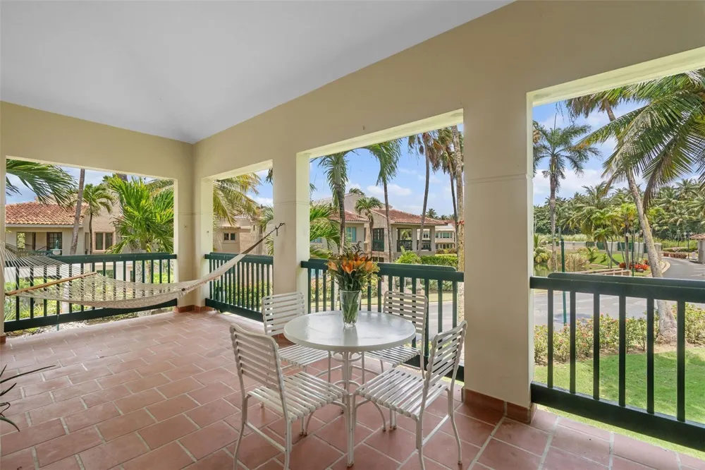 . LAKESIDE VILLAS #D4 Vega Alta, PR 00692