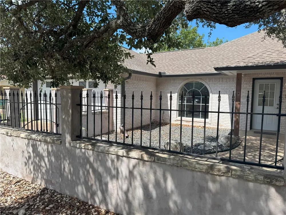 1132 5th Comfort, TX 78013