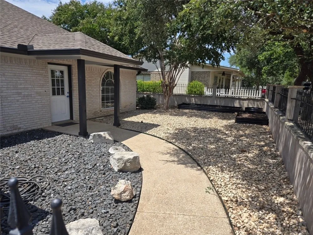 1132 5th Comfort, TX 78013