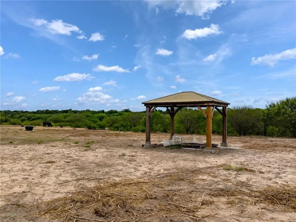 1249 CR 772 Natalia, TX 78059