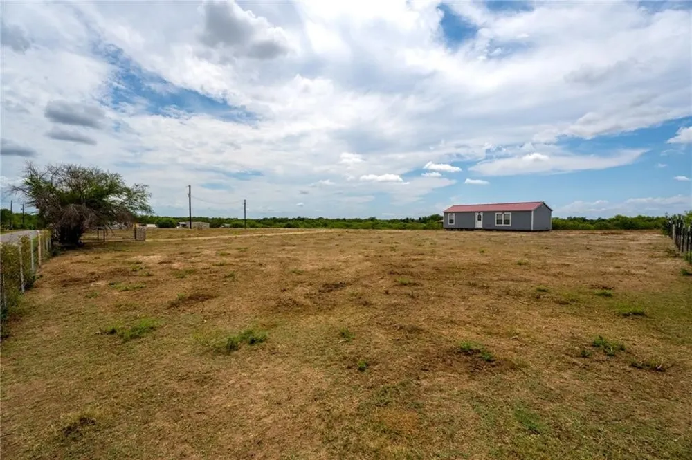 1249 CR 772 Natalia, TX 78059