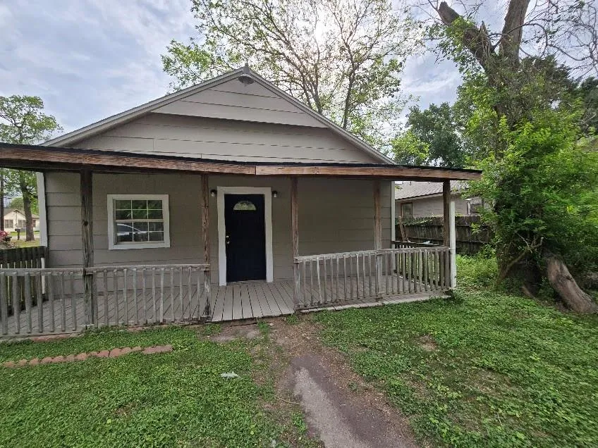 208 S 6th Street Highlands, TX 77562