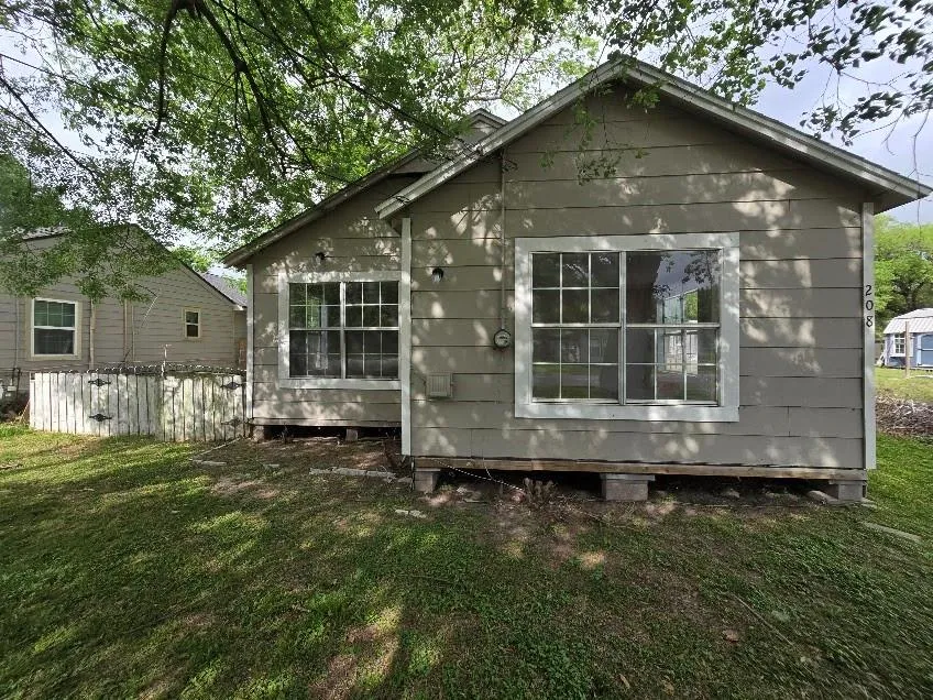 208 S 6th Street Highlands, TX 77562
