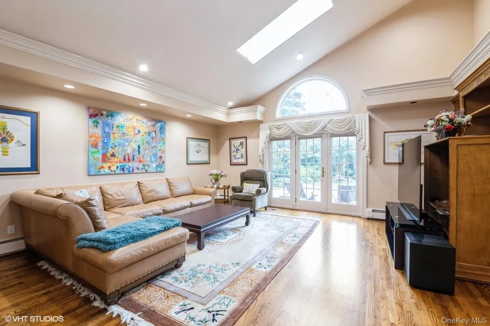 835 Barberry Lane Woodsburgh, NY 11598