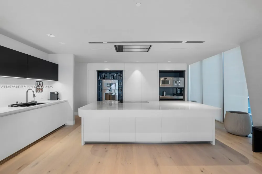 1000 Biscayne Blvd #2402 Miami, FL 33132