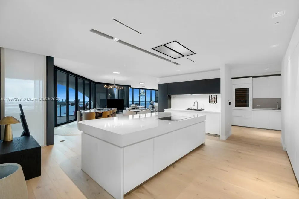 1000 Biscayne Blvd #2402 Miami, FL 33132