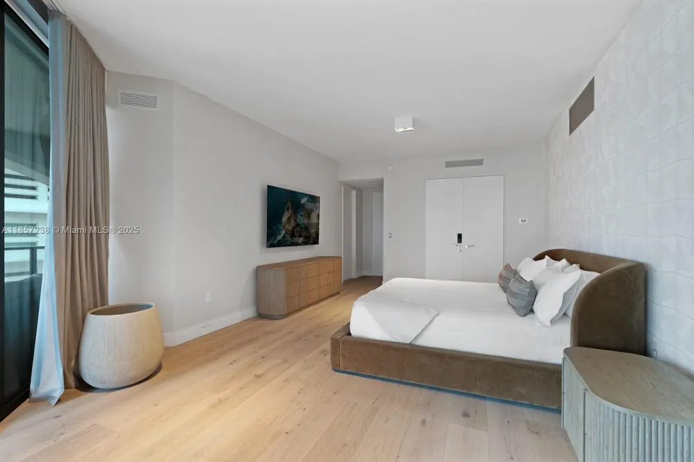 1000 Biscayne Blvd #2402 Miami, FL 33132