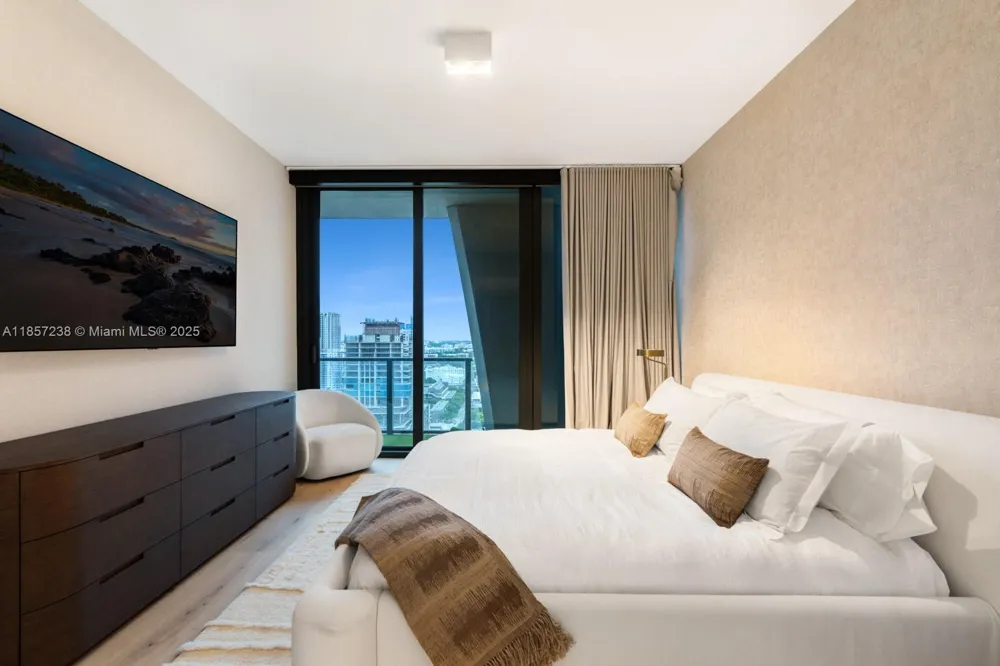 1000 Biscayne Blvd #2402 Miami, FL 33132