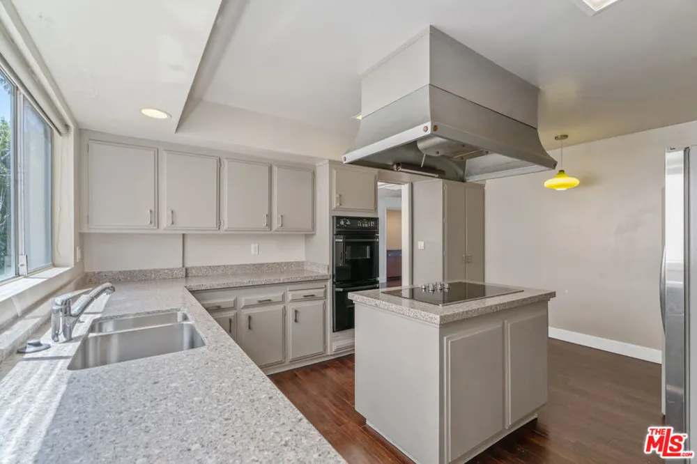 603 Doheny Drive #2B Beverly Hills, CA 90210
