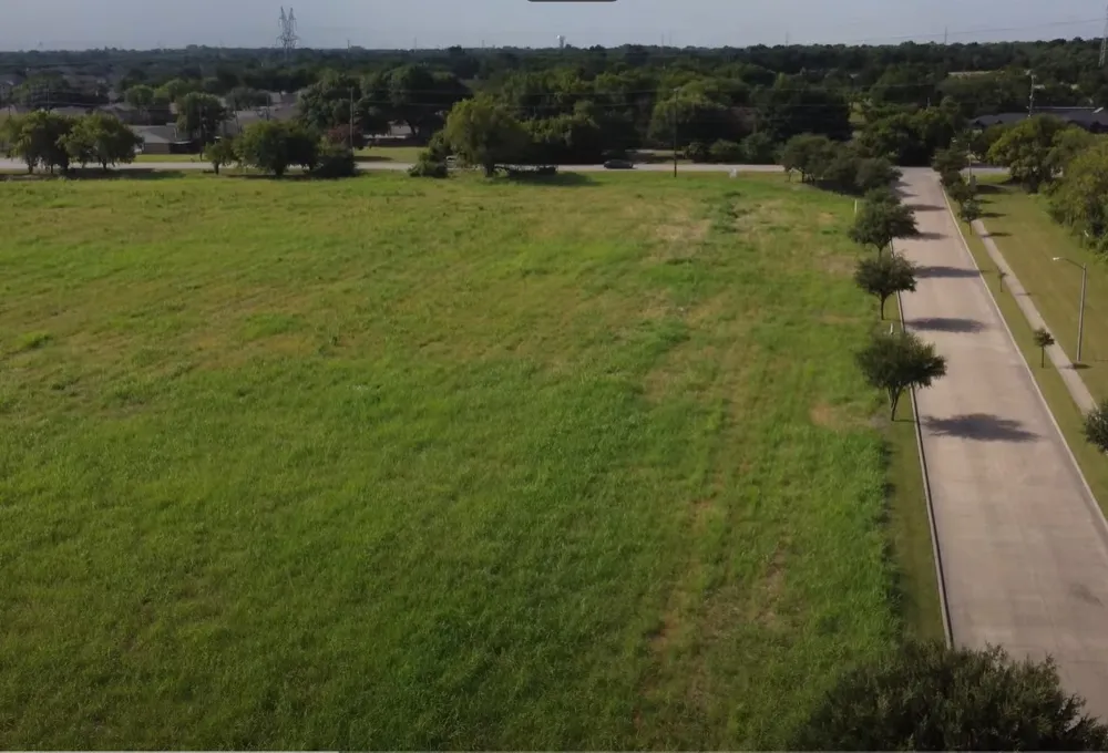 900 Bear Creek Rd Glenn Heights, TX 75154