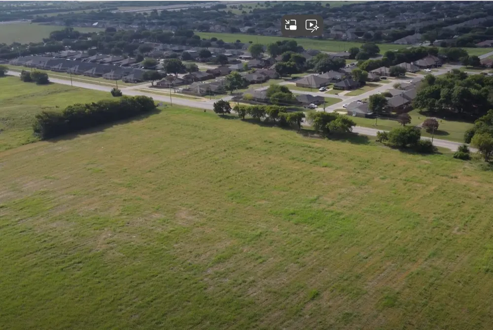 900 Bear Creek Rd Glenn Heights, TX 75154