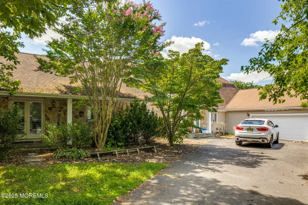 36 White Pine Road Chesterfield, NJ 08515