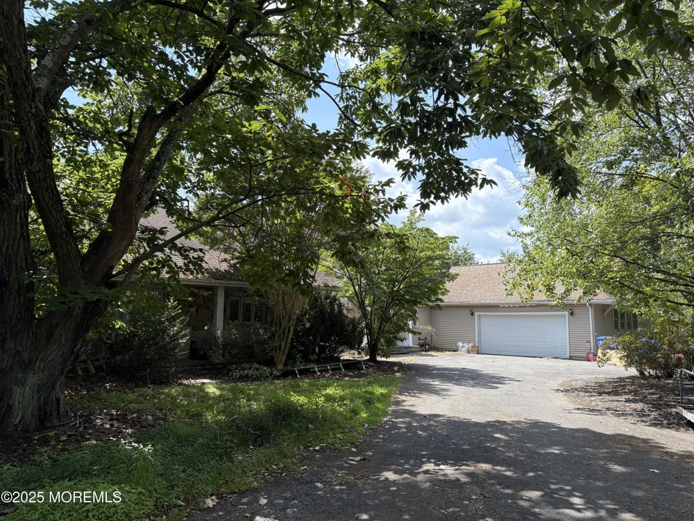 36 White Pine Road Chesterfield, NJ 08515