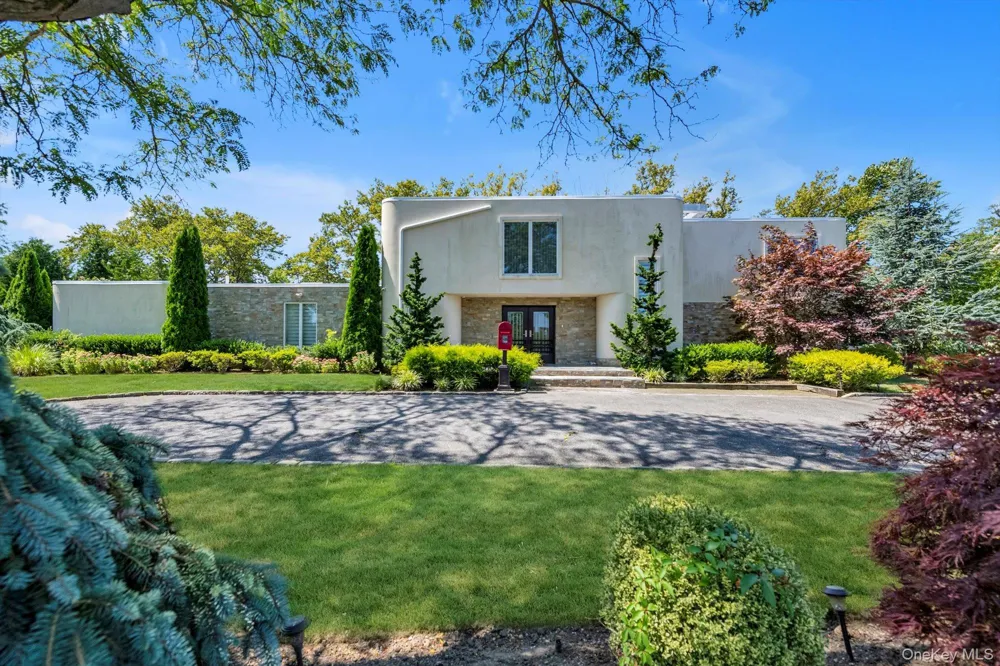 10 Macy Drive Hewlett Bay Park, NY 11557