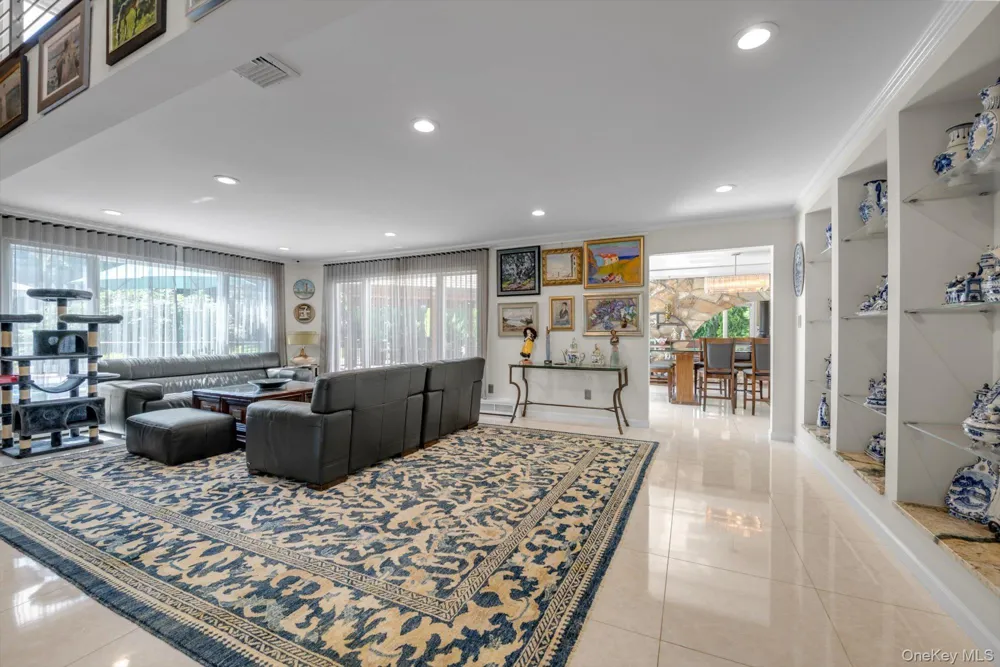 10 Macy Drive Hewlett Bay Park, NY 11557