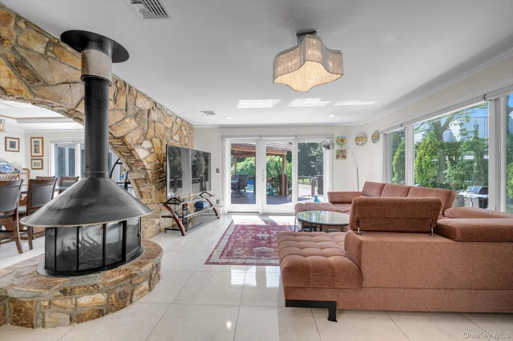 10 Macy Drive Hewlett Bay Park, NY 11557