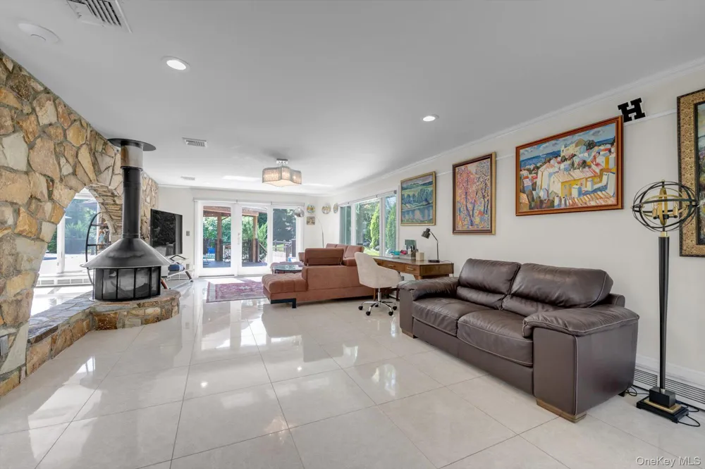10 Macy Drive Hewlett Bay Park, NY 11557