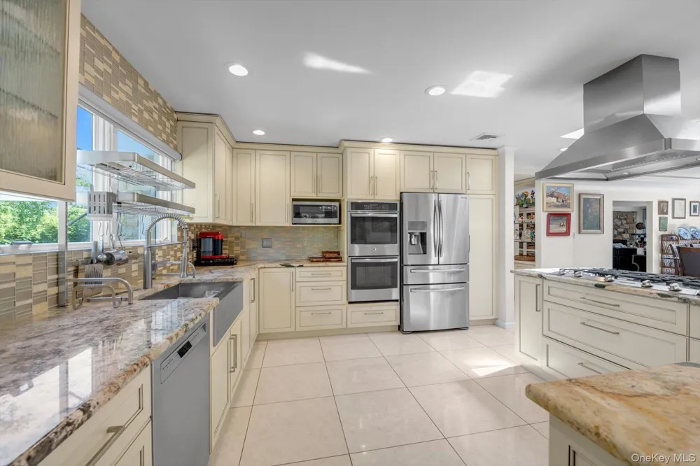 10 Macy Drive Hewlett Bay Park, NY 11557