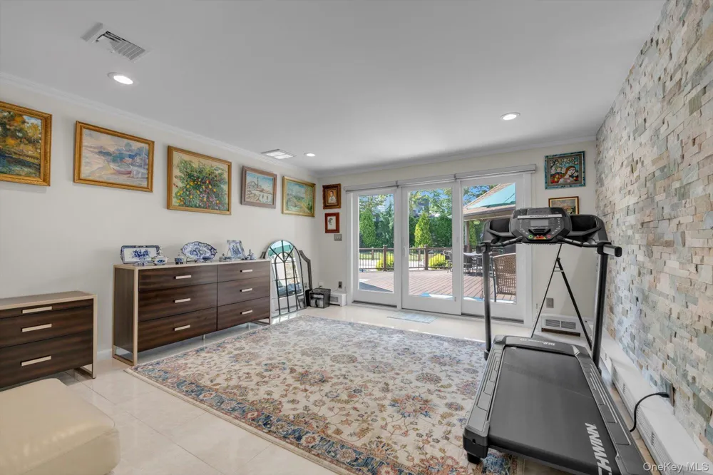 10 Macy Drive Hewlett Bay Park, NY 11557
