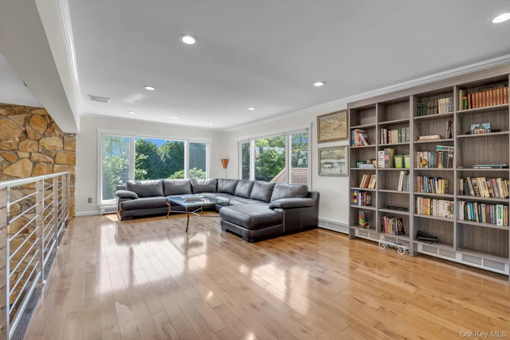 10 Macy Drive Hewlett Bay Park, NY 11557