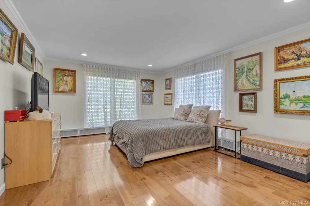 10 Macy Drive Hewlett Bay Park, NY 11557