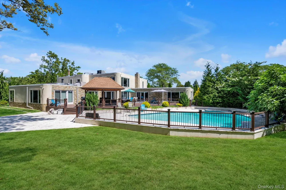 10 Macy Drive Hewlett Bay Park, NY 11557