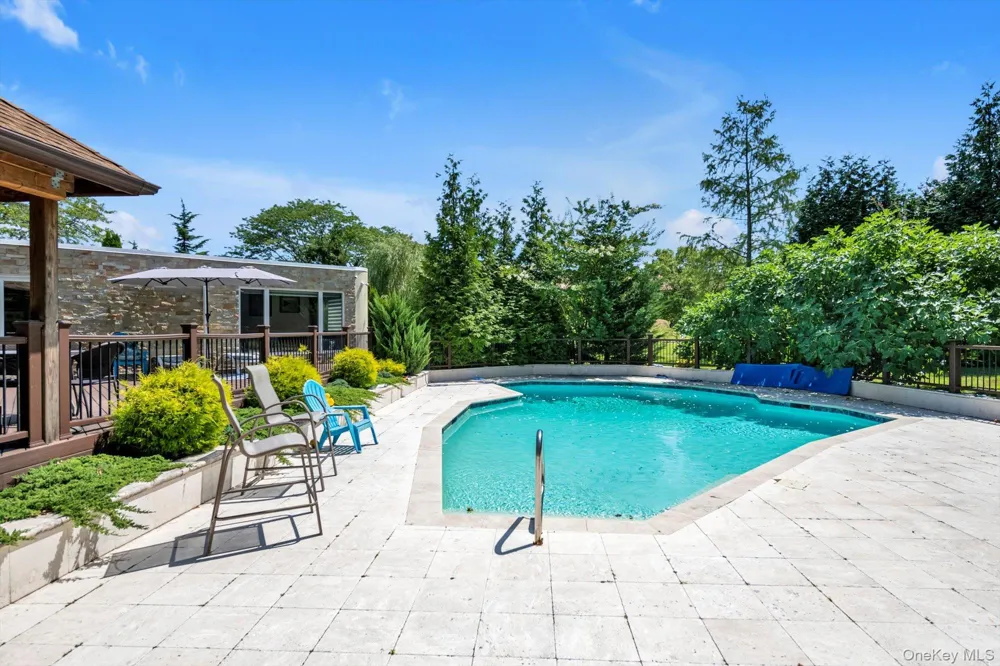10 Macy Drive Hewlett Bay Park, NY 11557