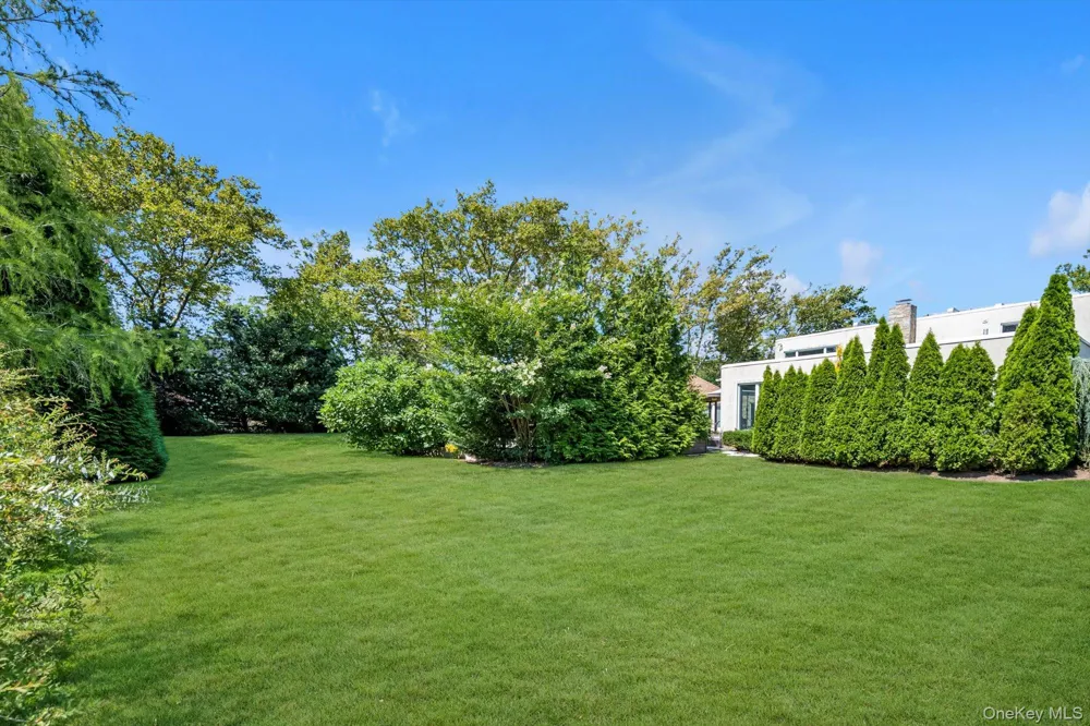 10 Macy Drive Hewlett Bay Park, NY 11557