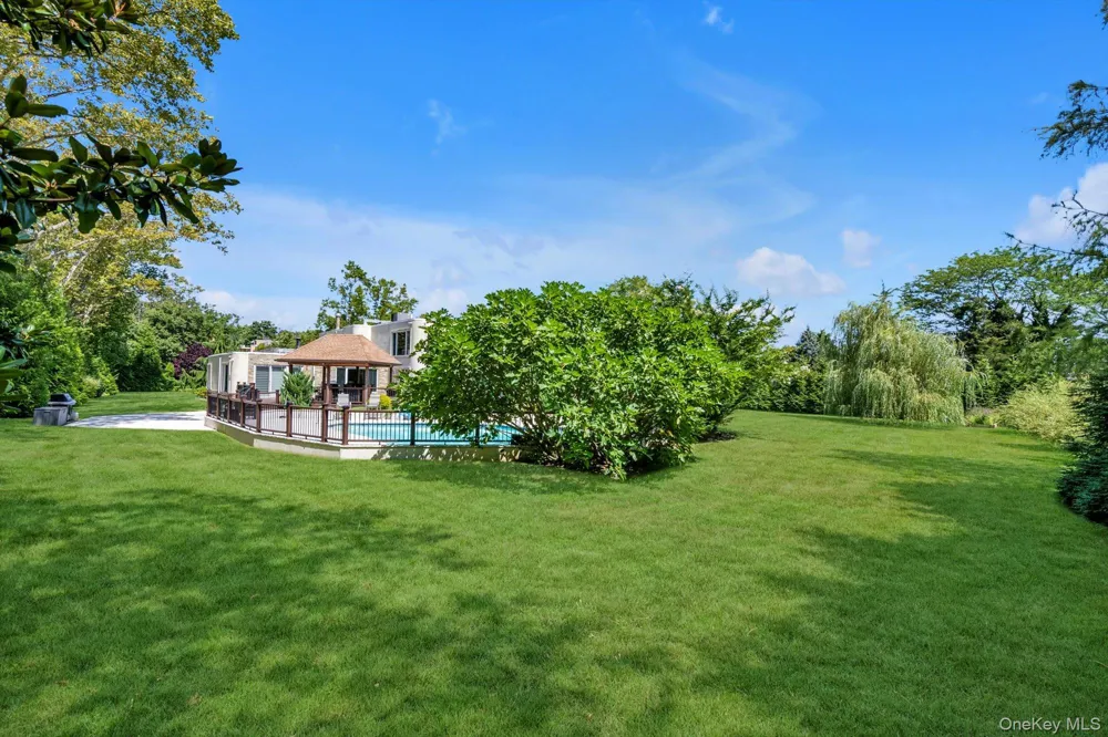 10 Macy Drive Hewlett Bay Park, NY 11557