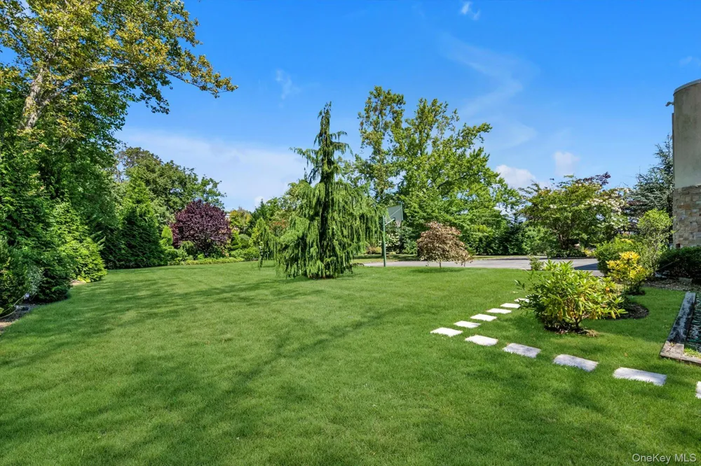 10 Macy Drive Hewlett Bay Park, NY 11557