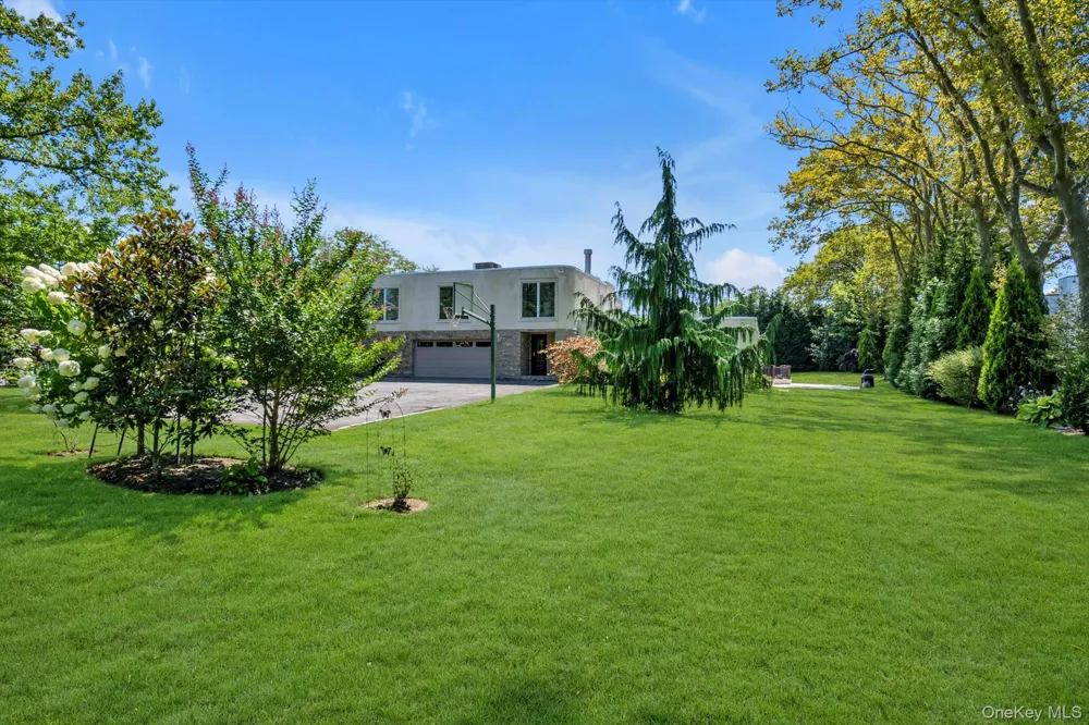 10 Macy Drive Hewlett Bay Park, NY 11557