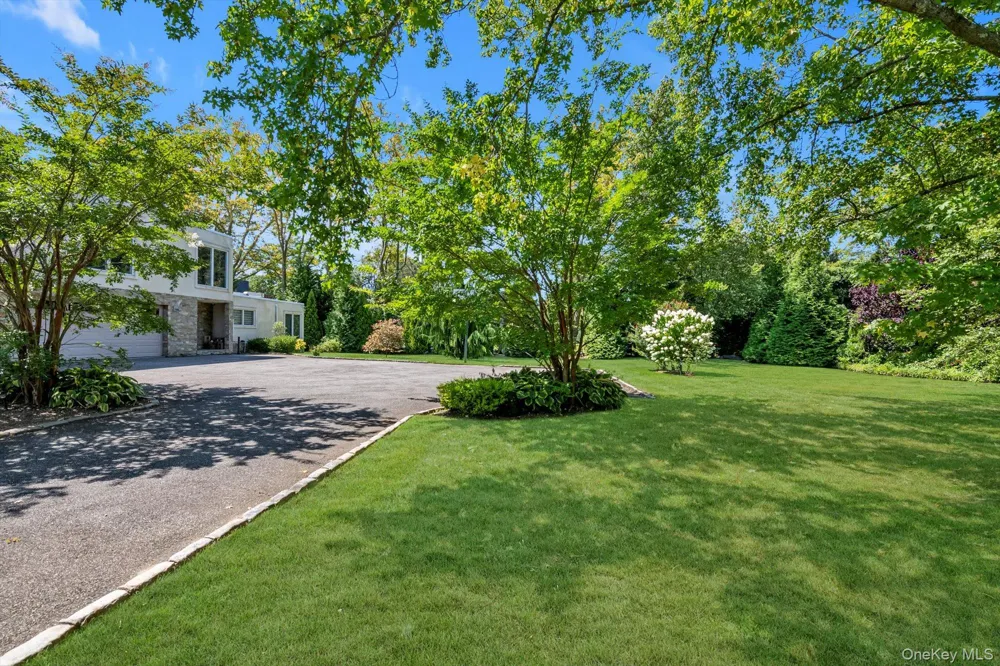 10 Macy Drive Hewlett Bay Park, NY 11557