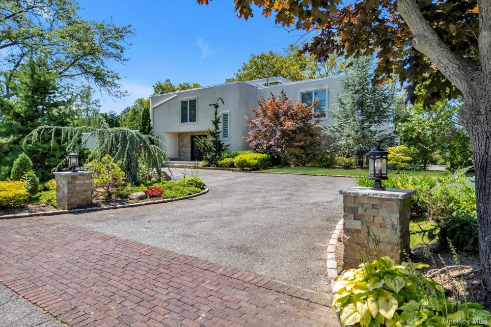 10 Macy Drive Hewlett Bay Park, NY 11557