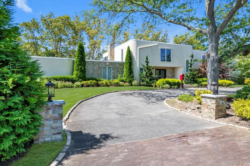 10 Macy Drive Hewlett Bay Park, NY 11557