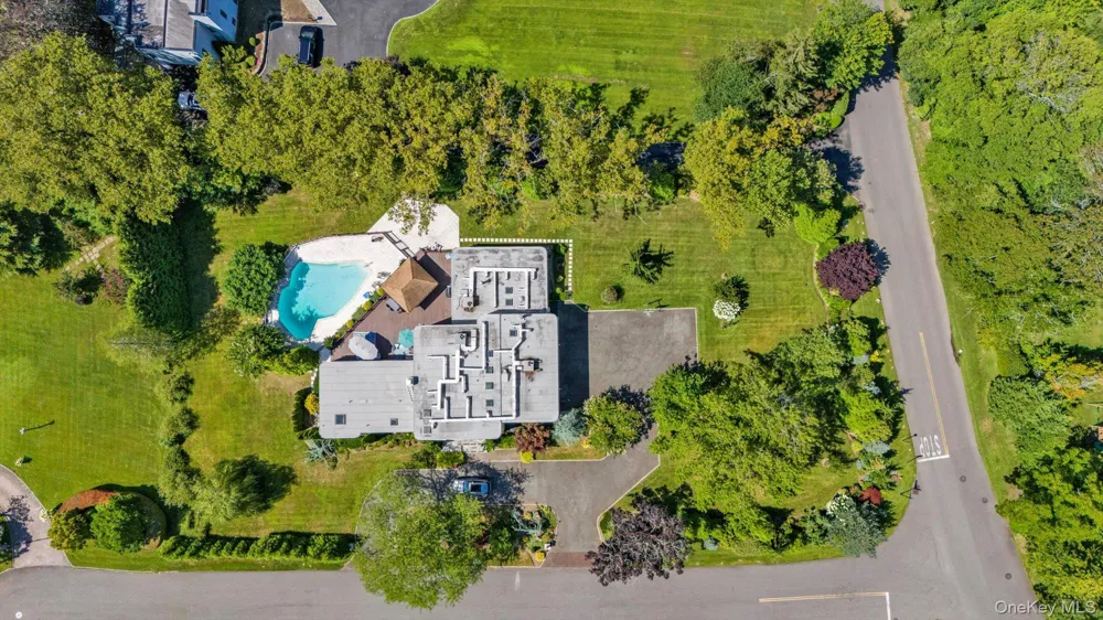 10 Macy Drive Hewlett Bay Park, NY 11557