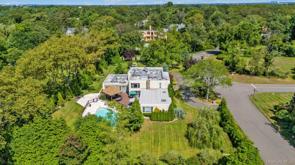 10 Macy Drive Hewlett Bay Park, NY 11557
