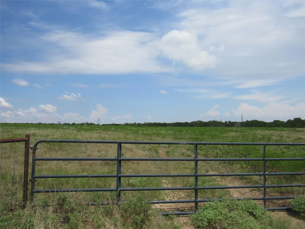 2464 County Rd 1245 Savoy, TX 75479