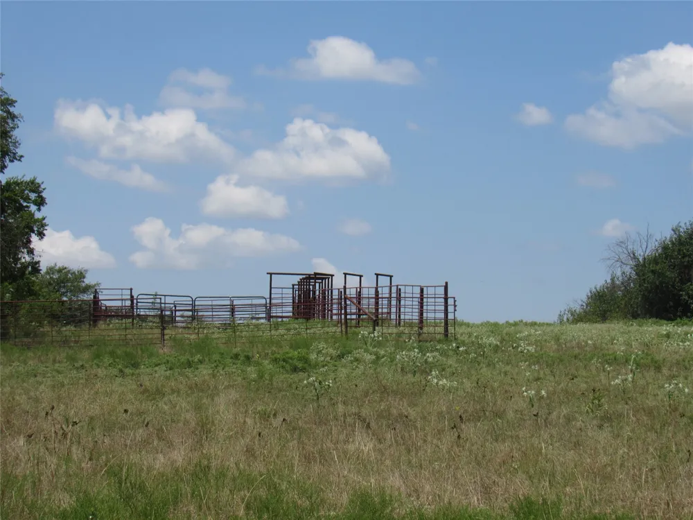 2464 County Rd 1245 Savoy, TX 75479
