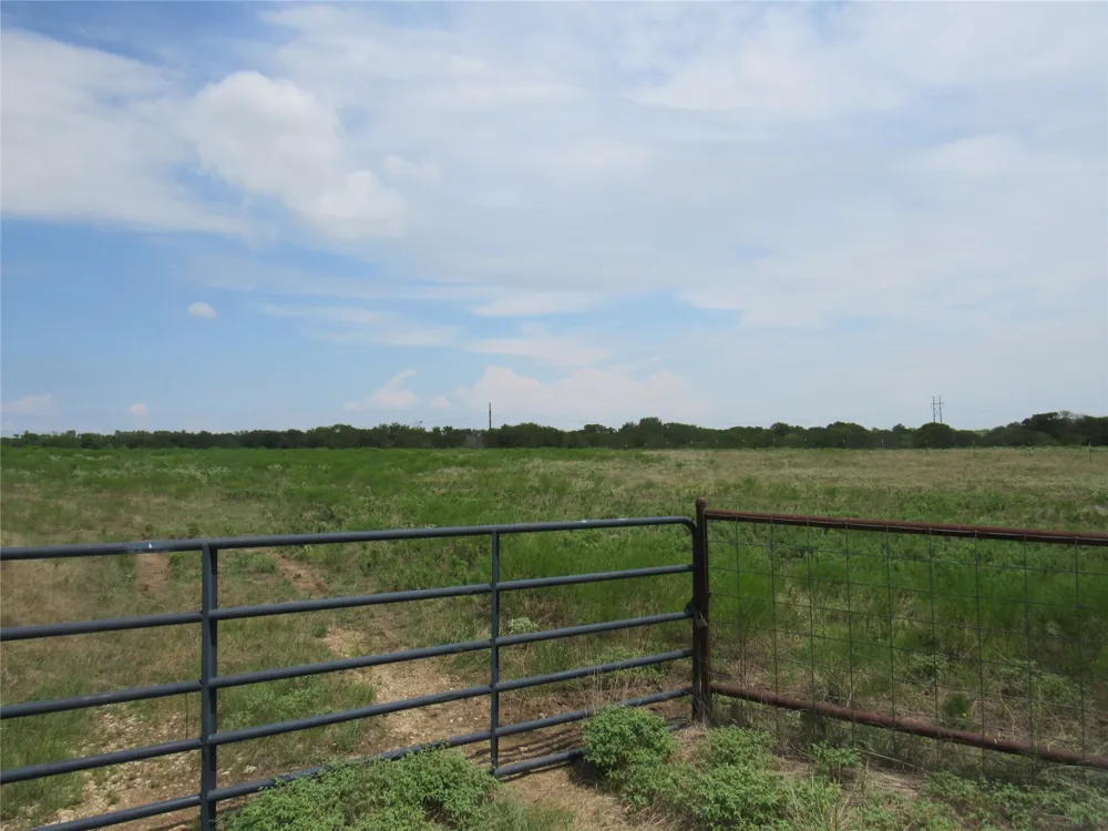 2464 County Rd 1245 Savoy, TX 75479