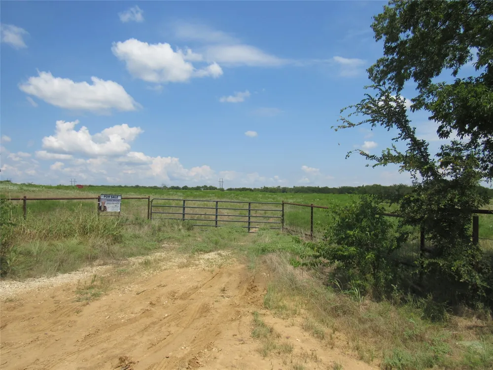 2464 County Rd 1245 Savoy, TX 75479