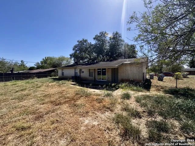 512 Low Meadow Pleasanton, TX 78064