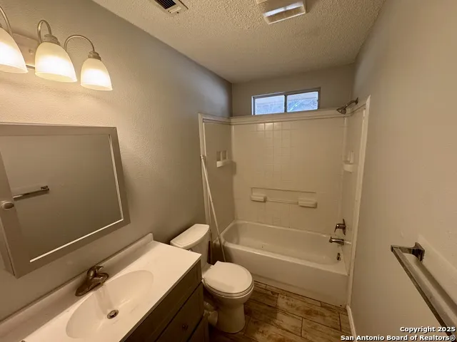 512 Low Meadow Pleasanton, TX 78064