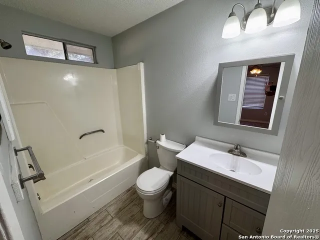 512 Low Meadow Pleasanton, TX 78064