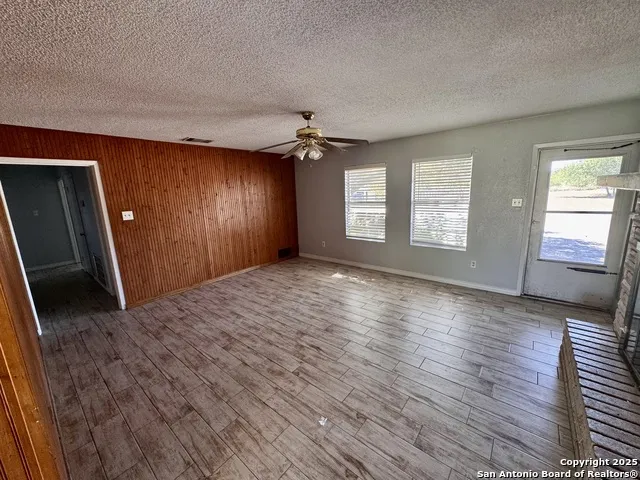 512 Low Meadow Pleasanton, TX 78064