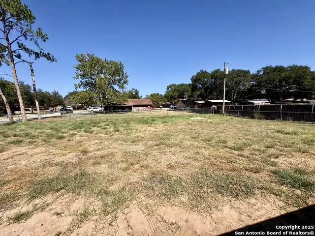 512 Low Meadow Pleasanton, TX 78064