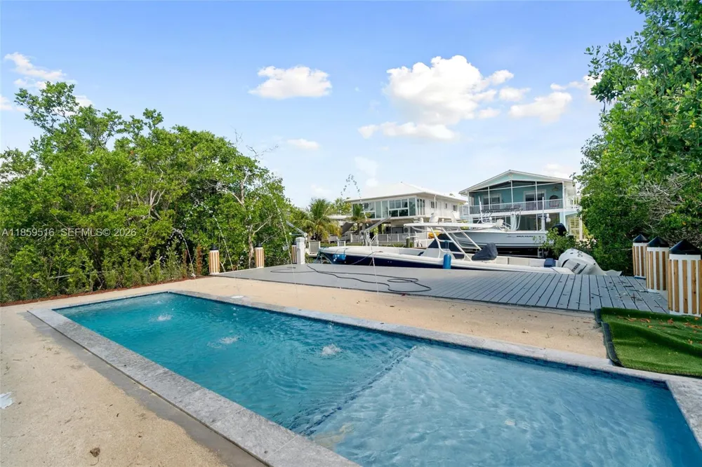 862 Cardinal Ln Key Largo, FL 33037